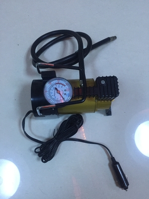 Ein guter Preis. Silberne und gelbe Auto-Reifen-Druckpumpe, Hochleistungsenergie 12 Volt-Luftkompressor Online