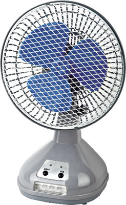 Ein guter Preis. Silberner und blauer Metallauto-Ventilator wieder aufladbar und Standable Online